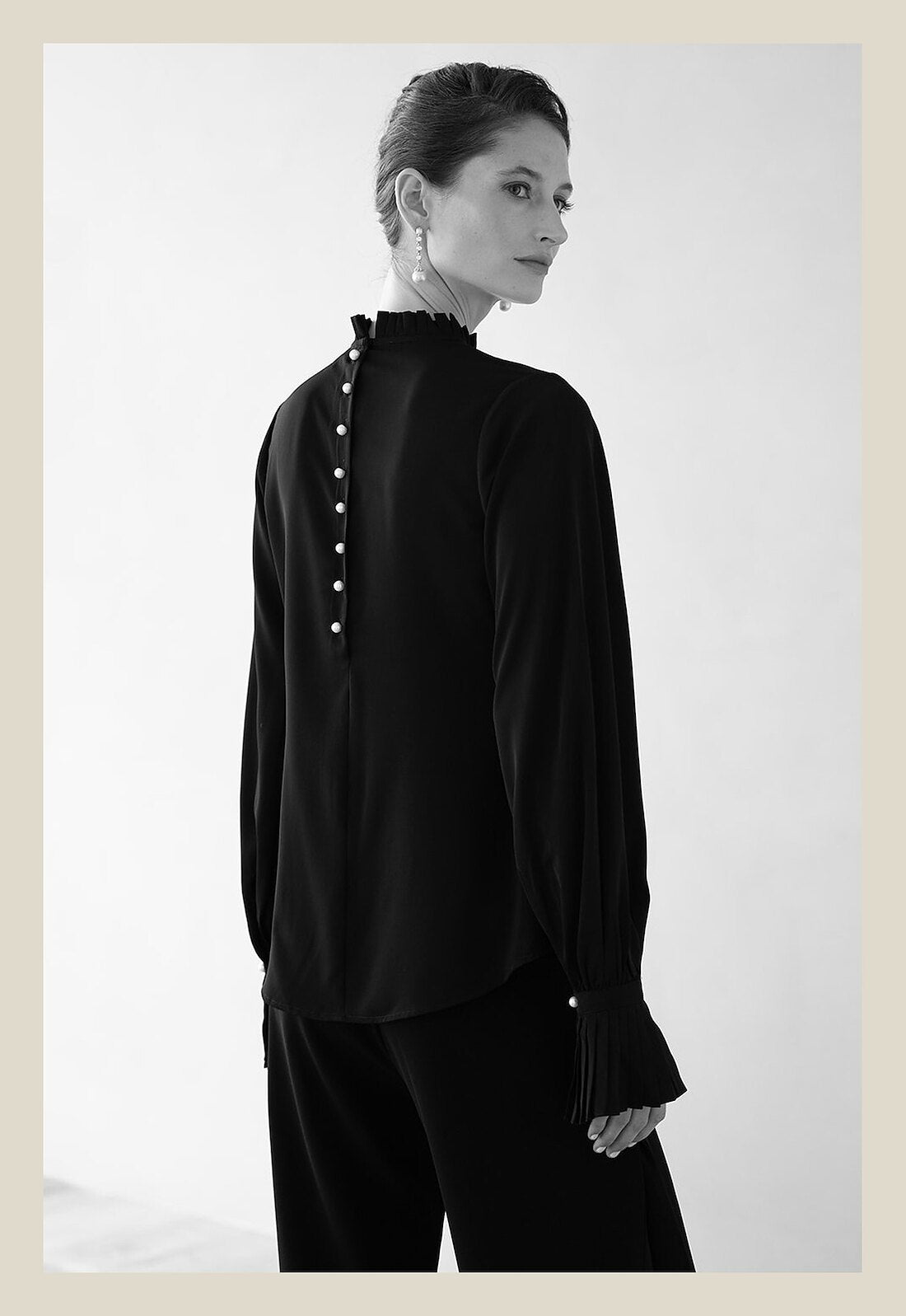 Fará blouse, close view, black and white